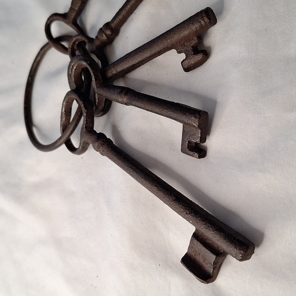 #AAR Rustic iron keys 5 keys on ring great decor piece - Picture 4 of 6